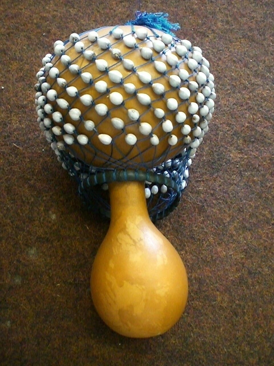Hochet rituel africain en calebasse recouvert de perles — instrument similaire au soké du Bwiti