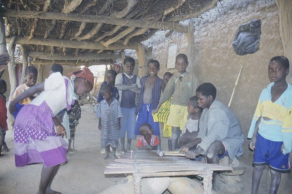 Musicien jouant du balafon accompagnant des danseurs africains