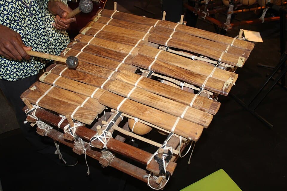 Balafon, xylophone africain à résonateurs en calebasse