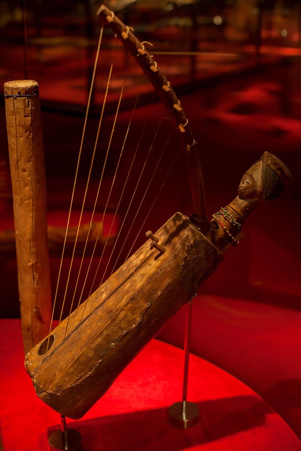 Ngombi, harpe arquée traditionnelle gabonaise — vue détaillée