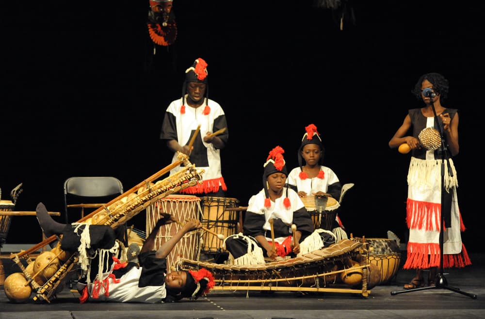 Enfants jouant du balafon au Burkina Faso — transmission traditionnelle