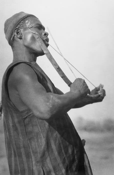 Musicien Samo jouant de l arc musical — instrument similaire au moungongo gabonais